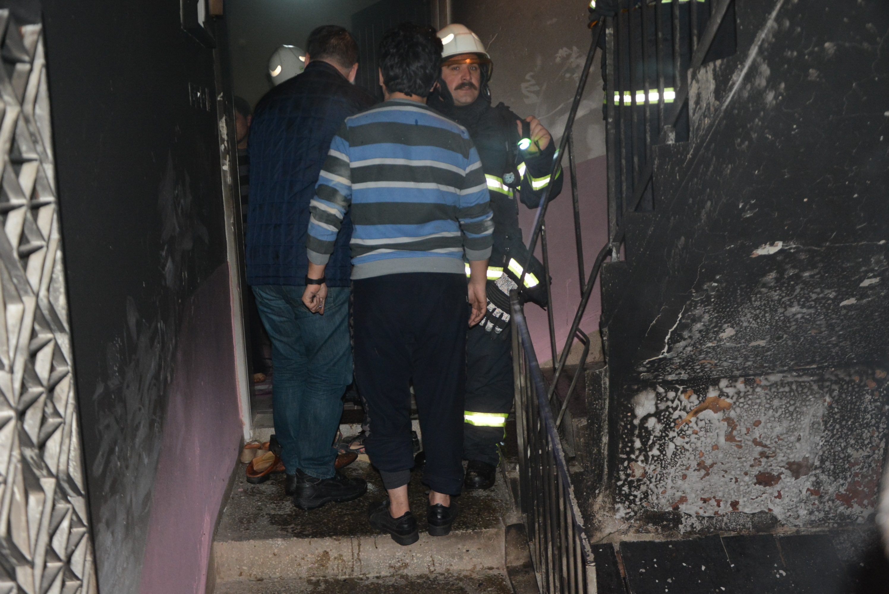 FATSA’DA BİNA GİRİŞİNDE YANGIN ÇIKTI: 4 YARALI