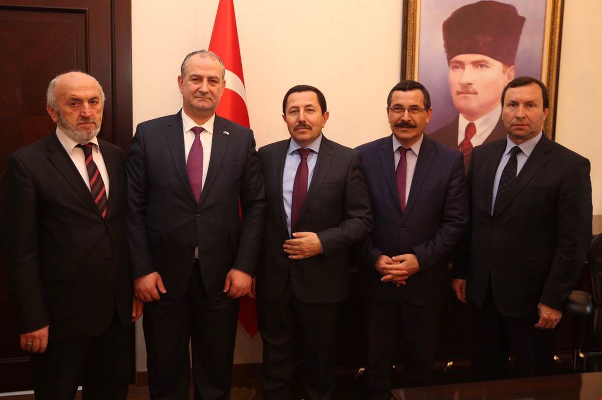 YEŞİLAY YÖNETİCİLERİ, VALİ BALKANLIOĞLU’NU ZİYARET ETTİ