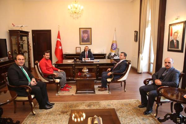 Vali Yavuz, Başarılı Milli Güreşçiyi Ödüllendirdi