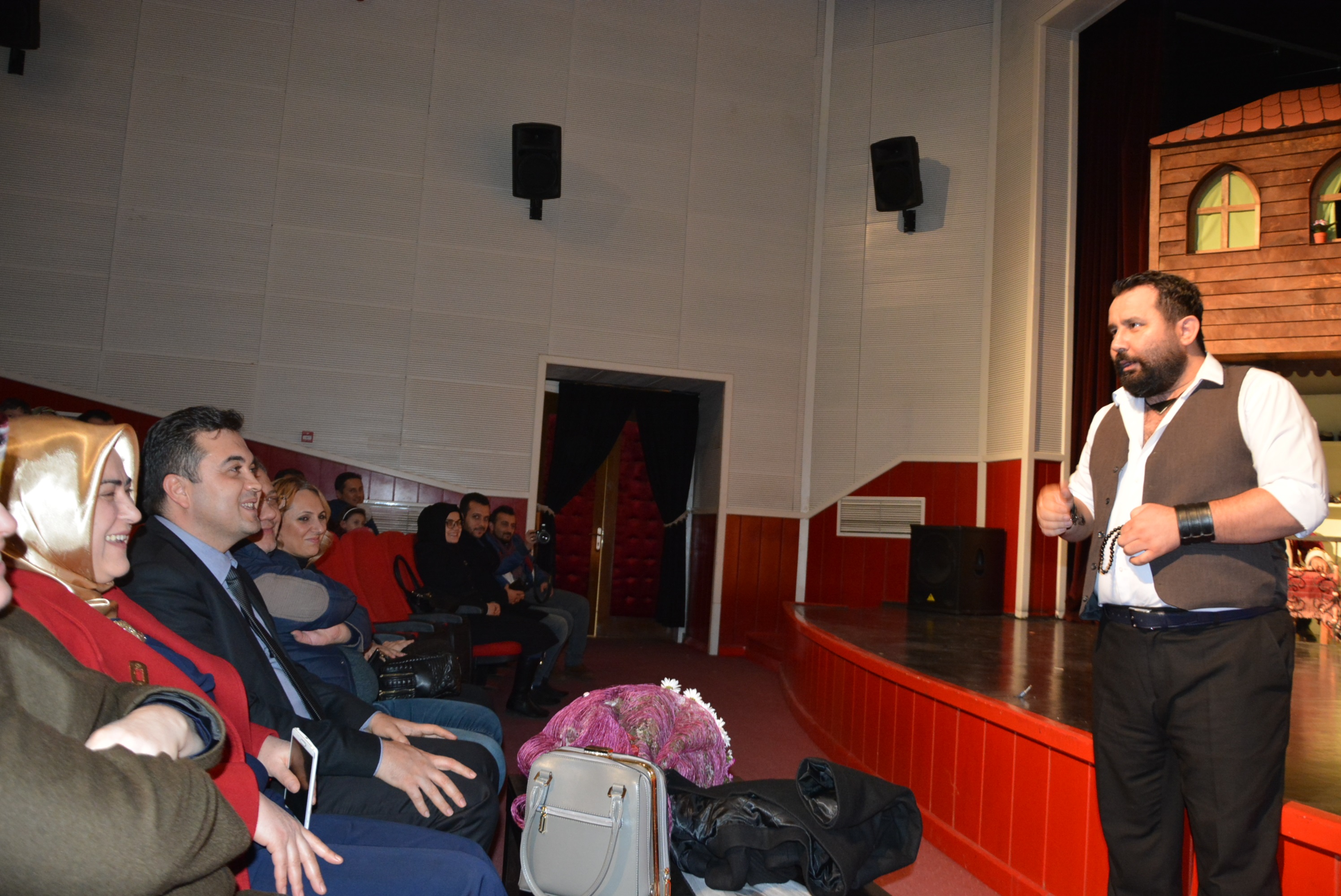 “AYYAR HAMZA” SAĞLIK ÇALIŞANLARINI KIRDI GEÇİRDİ