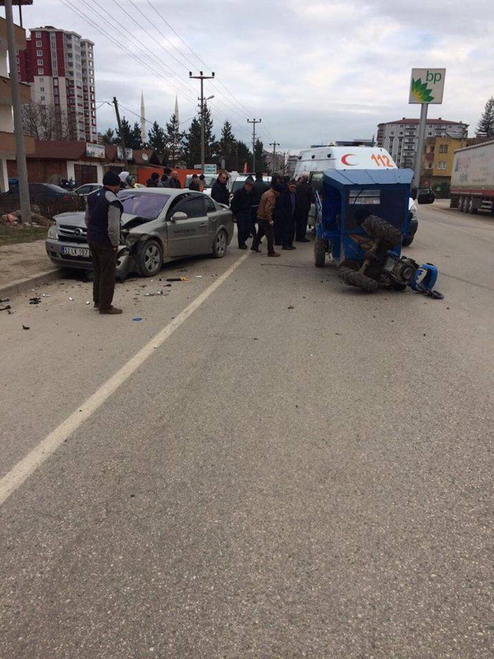 TARIM ARACI OTOMOBİLLE ÇARPIŞTI: SÜRÜCÜ AĞIR YARALI!