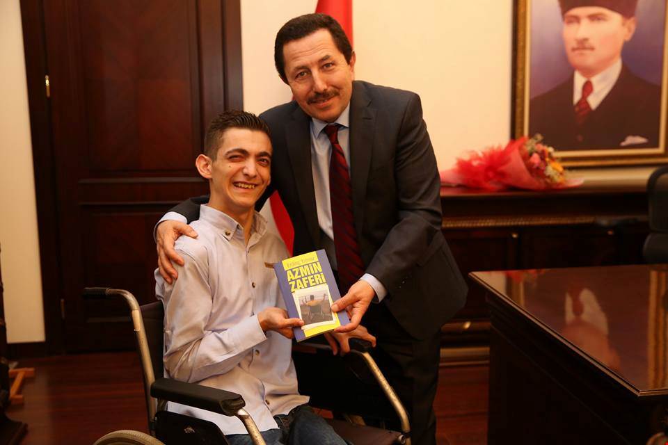 ERDİNÇ YILMAZ, KİTAP SEVİNCİNİ VALİ BALKANLIOĞLU İLE PAYLAŞTI