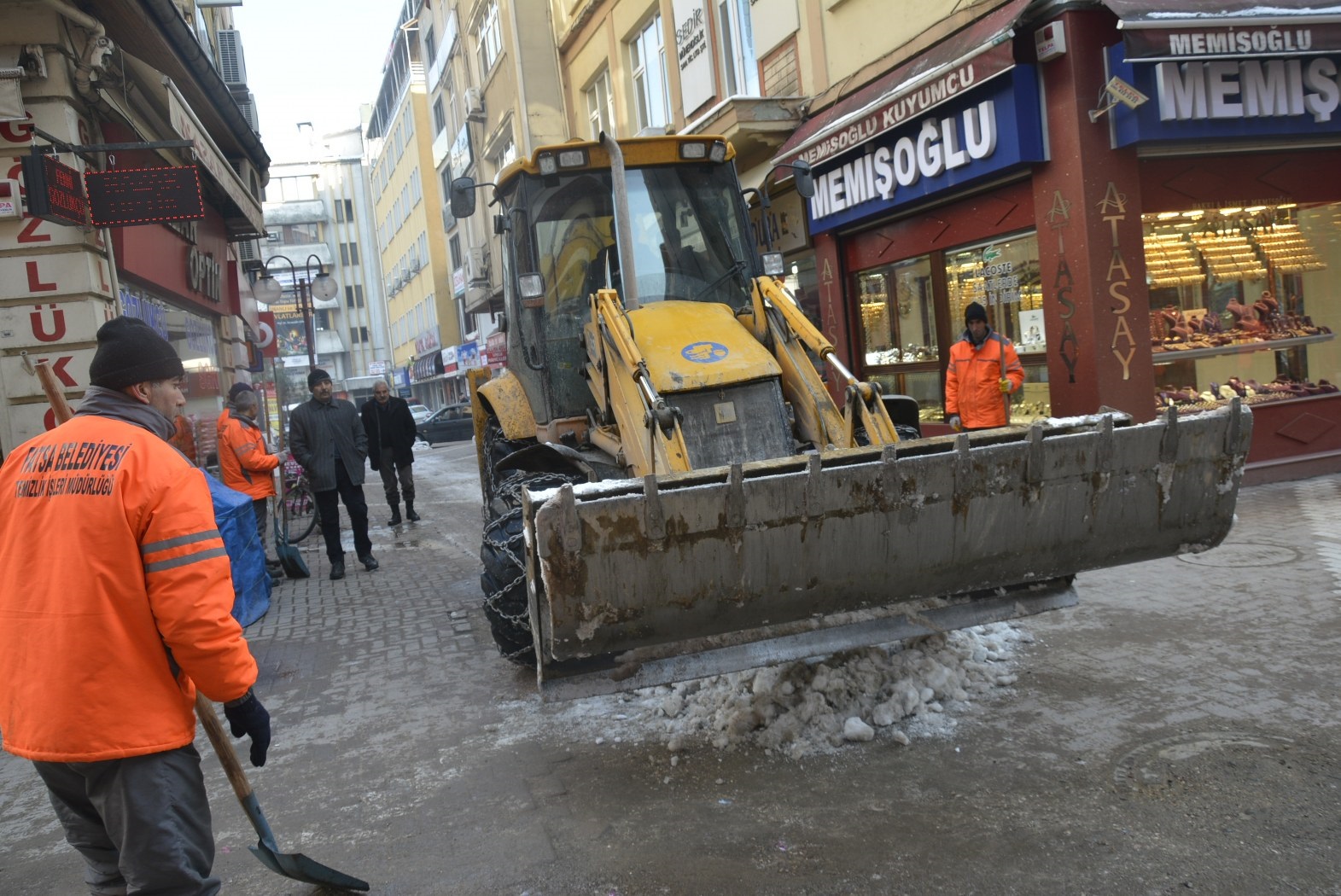 FATSA BELEDİYESİ KARLA MÜCADELE VE BUZ KIRMA ÇALIŞMALARINI SÜRDÜRÜYOR