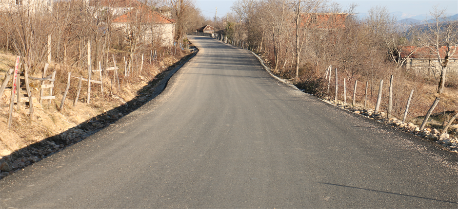 ÇAMURDAN KURTULUP SICAK ASFALTA KAVUŞTULAR