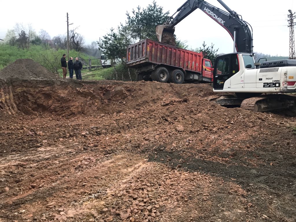 KIRSAL HİZMETLER MÜDÜRLÜĞÜ YOL ÇALIŞMALARINI HIZ KESMEDEN SÜRDÜRÜYOR