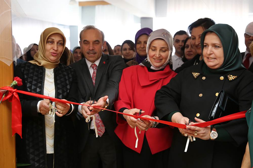 BAYAN BALKANLIOĞLU, HUZUREVİNDE “EL ÜRÜNLERİ SERGİSİ” AÇILIŞINA KATILDI