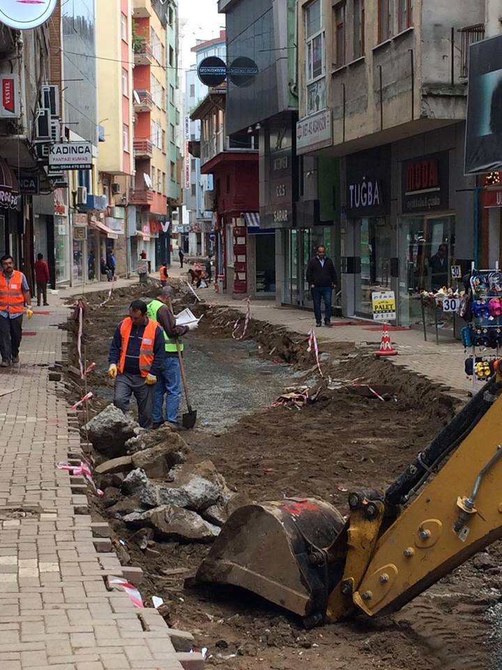 ELLERİ İŞTE, GÖZLERİ OYNAŞTA, ESNAF İSYANDA!