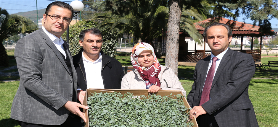 ÇİFTÇİLERE FİDE VE SERA NAYLONU DAĞITILDI