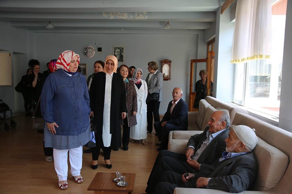 Bayan Balkanlıoğlu, Huzurevi’nde Kalan Yaşlıların Anneler Günü’nü Kutladı