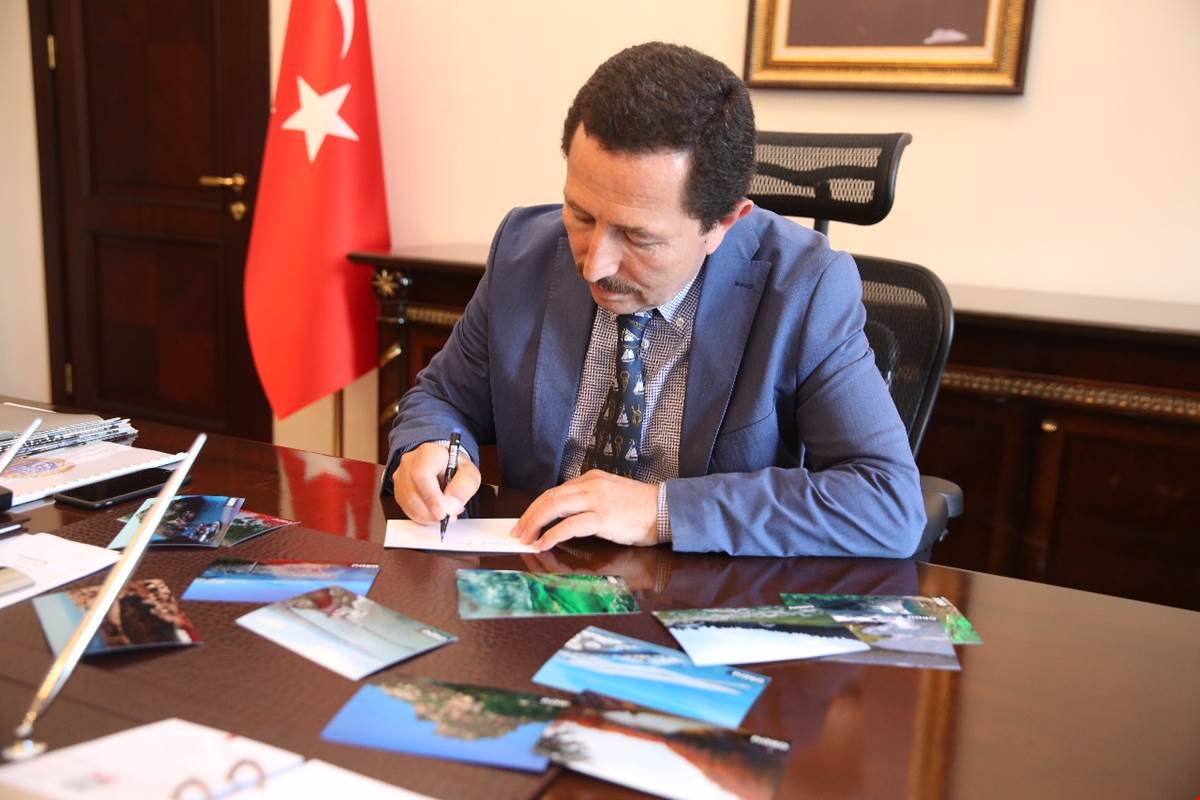 Vali Balkanlıoğlu, “Sevdiklerimize, Ordu Fotoğraflarının Yer Aldığı Tebrik Kartlarını Gönderin”