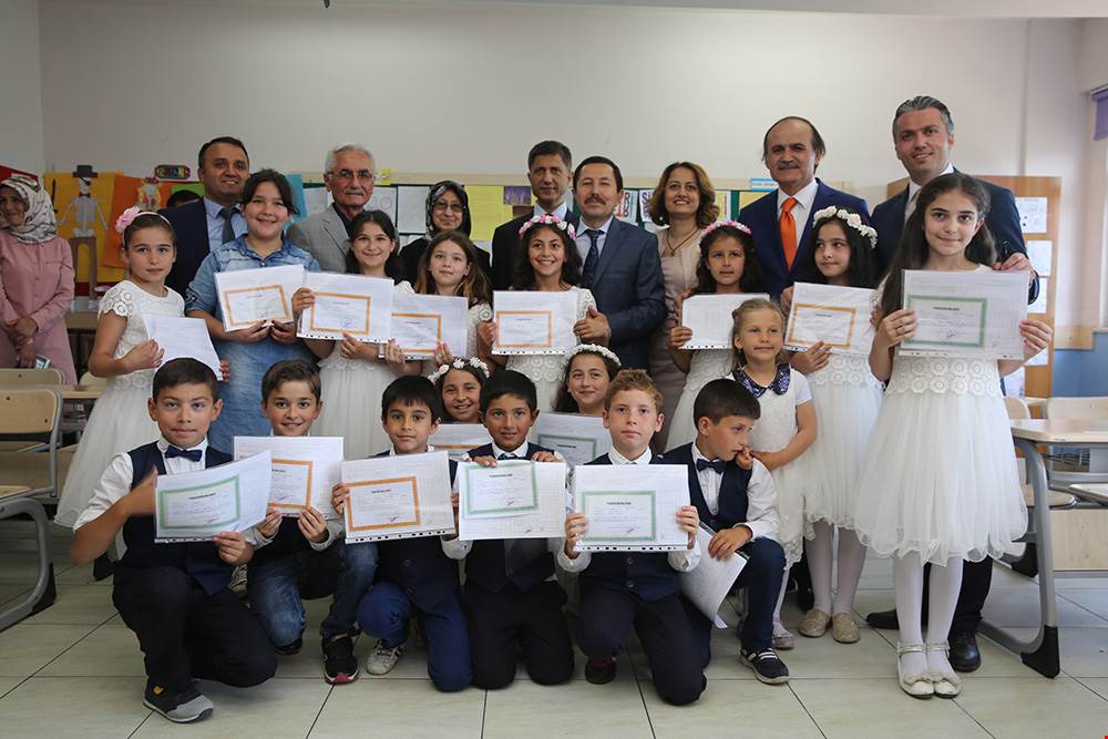 Vali Balkanlıoğlu, Öğrencilerin Karne Heyecanına Ortak Oldu