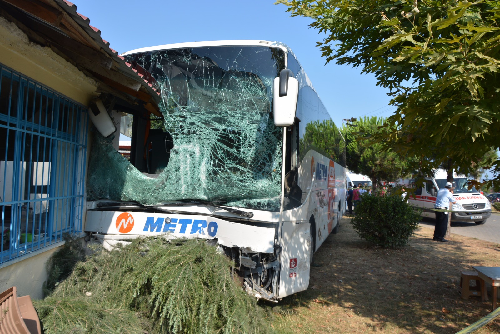 BÖYLE KAZA GÖRÜLMEDİ, YOLCULAR ÖLÜMDEN DÖNDÜ 8 YARALI
