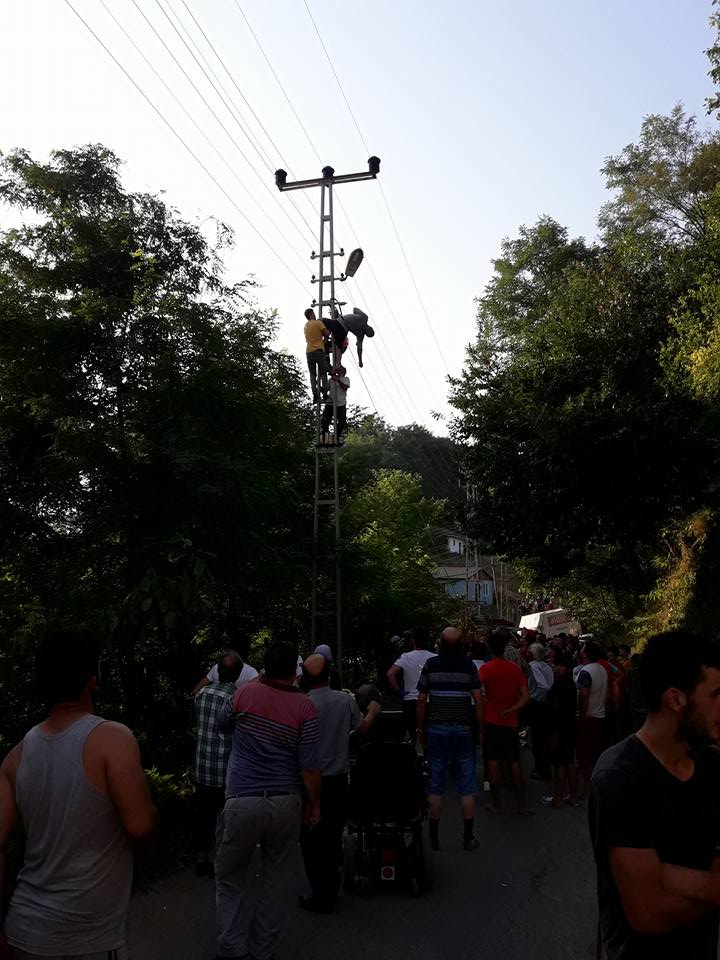 Lambayı değiştirmek isteyen kişi akıma kapıldı