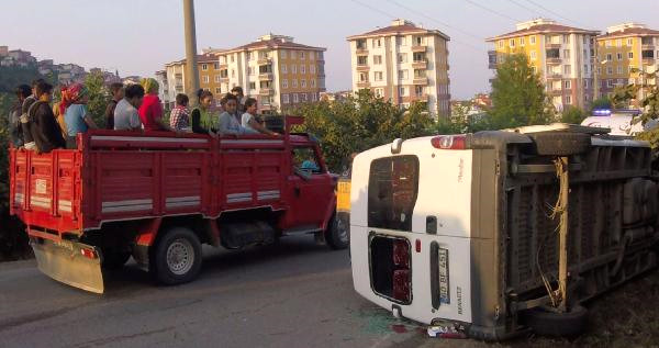 Fındık İşçilerini Taşıyan Minibüs Devrildi 10 Yaralı